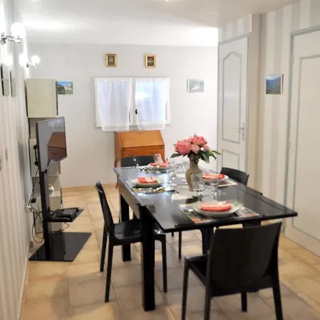 Casa de Férias Maison Charmante A Avec Piscine Privee.